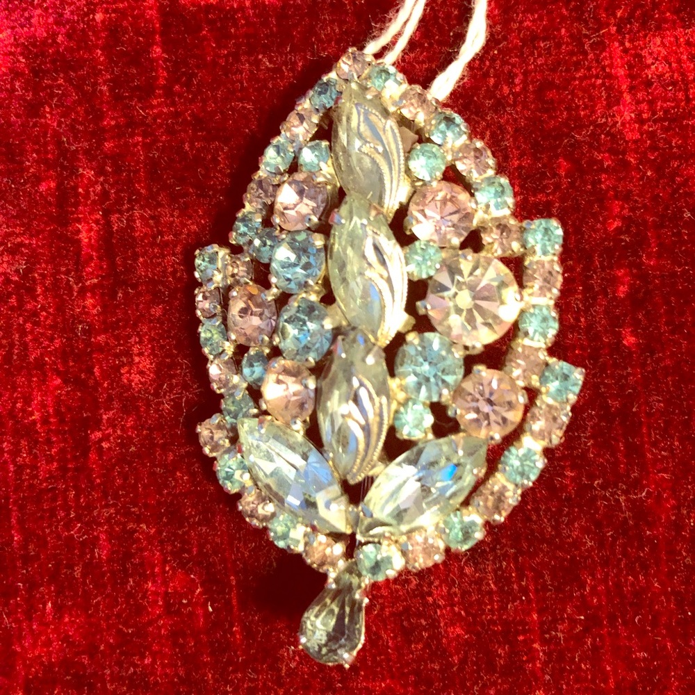 Host Pick 🌺🌺🌺🌺 Weiss brooch vintage